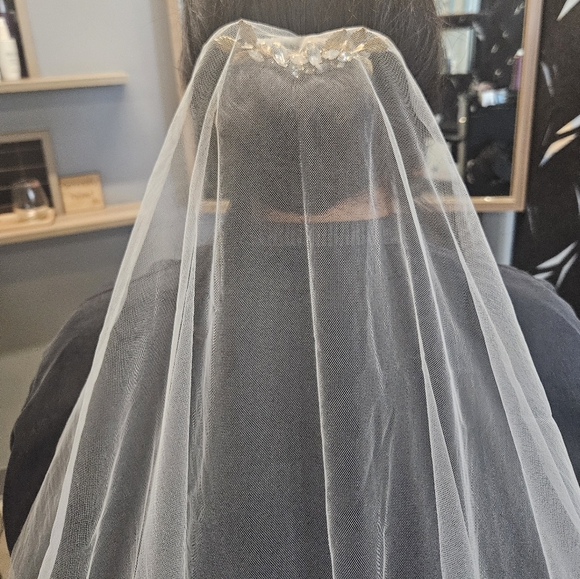 Elegant Bridal Veil in Light Ivory - Picture 2 of 4